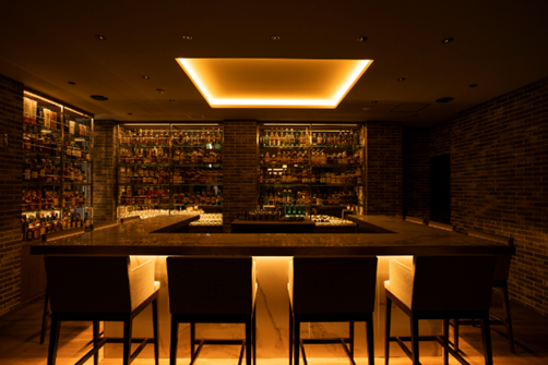 （銀座4丁目のビル最上階にある紹介制バー「THE CASK」）