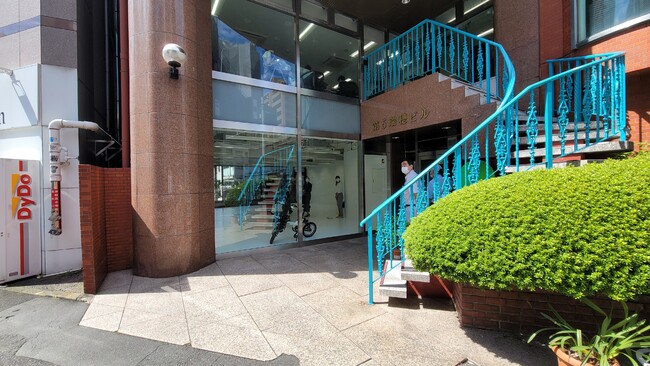 明治通り沿いエントランス／裏手は、ほぼ新宿のれん街