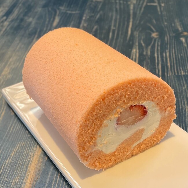 苺ロールケーキ (1500円) 苺ロールケーキ (1500円)
