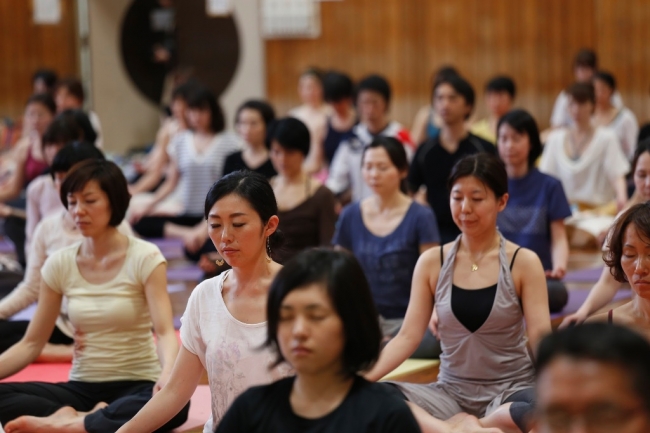 来場者数約30,000名、100名以上の有名ヨガ講師が集結、約90社出展