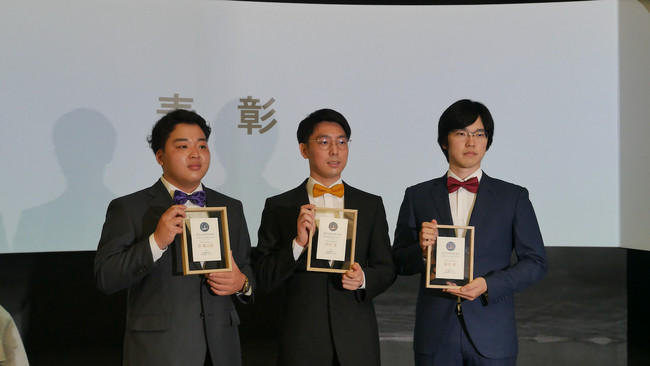 左から銀賞の原さん、金賞の中村さん、銅賞の藤井さん