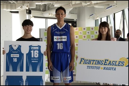 左から、松山さん、坂本選手、滝さん