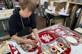 日本初!? ステンドグラス顔出しパネル「トムソーヤダルマ」を勝尾寺に奉納11月23日(木・祝)12:00 除幕式・奉納式を開催