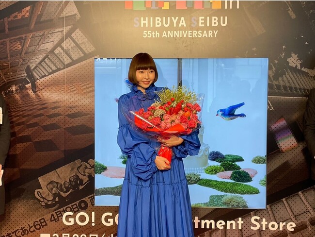 西武渋谷店より贈呈された“いちごの花束”は、4月18日より同店での期間限定ショップを予定している神楽坂の花屋「てん.」制作によるもの