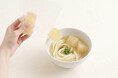 レンジで温めた讃岐うどんに“凍った出汁”を入れるだけ。夏の冷たいかけうどんに仕上げる「ひやかけキューブ」を発売！