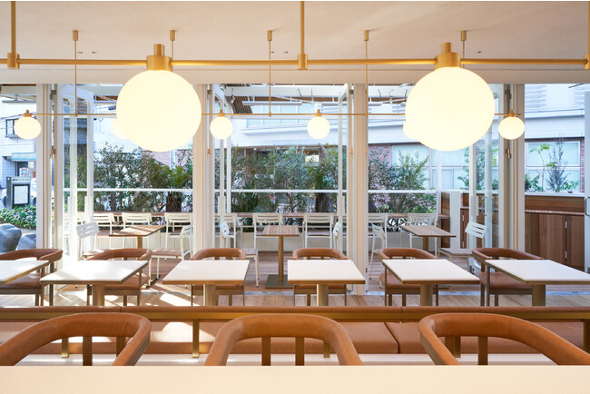 1F「DEK KITCHEN」ホール席・テラス席