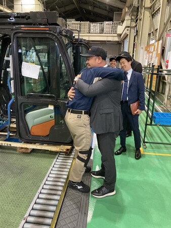 久しぶりの再会を喜ぶ技能実習生とマヌルン氏