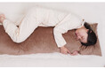 睡眠時間も推し活に。人肌の温もりを再現した160cm等身大ヒーター抱き枕『ヒーターでじんわりあたたかい「推しの温もり抱き枕」』を発売