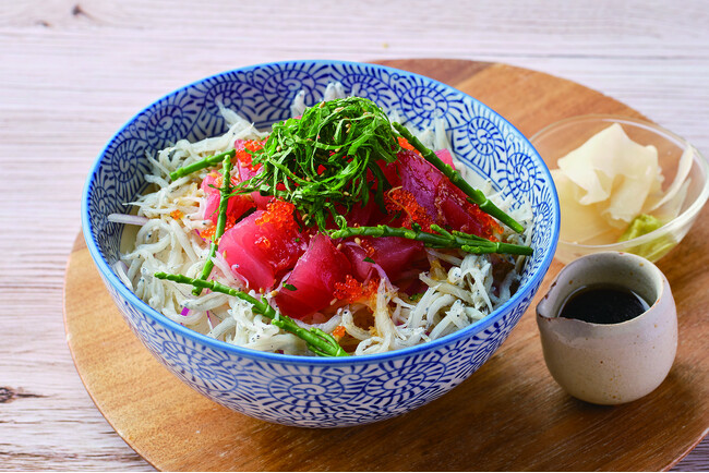 マグロと釜揚げしらすのポキ・ライスボウル