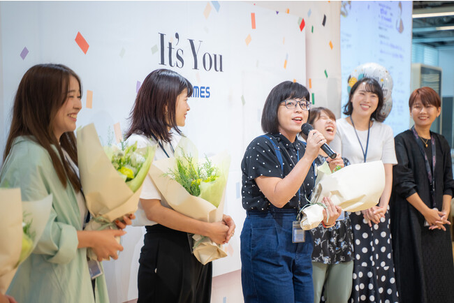 当月生まれの社員を主役に誕生日を祝う社内イベント 「It’s You」開催の様子