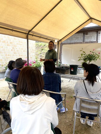 平岡誠さんにばらを咲かせるためのポイントをレクチャーしていただきます