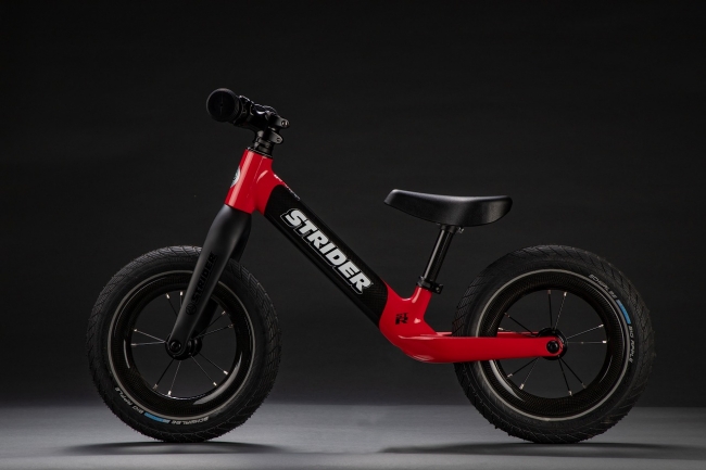 前代未聞！幼児向けランニングバイク「ストライダー」にカーボン製ST-R 