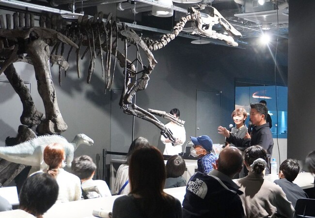 【小林先生による過去の特別体験プログラムの様子】 【小林先生による過去の特別体験プログラムの様子】