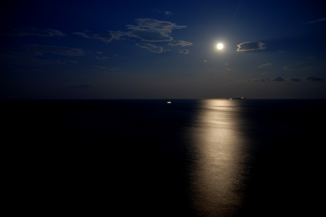 サンビーチで見れる月の光の道