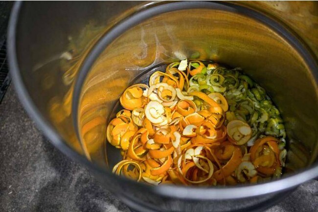 愛知で収穫された7 種類の柑橘 に6 種類のボタニカルを加えて蒸留したオレンジスピリッツ photo by chamoro 愛知で収穫された7 種類の柑橘 に6 種類のボタニカルを加えて蒸留したオレンジスピリッツ photo by chamoro