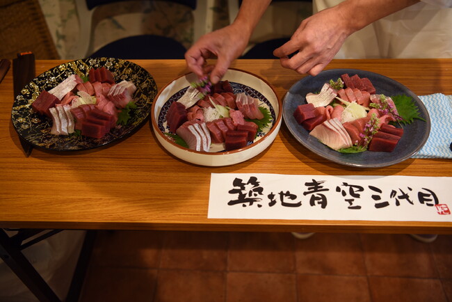 グルメイベント「日本における遼寧の味」で、刺し身を用意する「築地青空三 代目銀座三越店」の木村直行板長（2022年11月21日撮影）。(c)AFPBB News