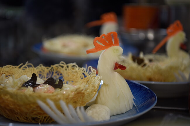 グルメイベント「日本における遼寧の味」で登場した、「海鮮全家福（魚介類の炒め物）」（2022年11月21日撮影）。(c)AFPBB News