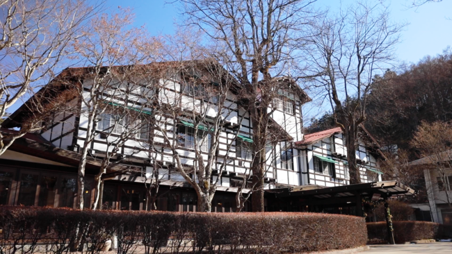 大規模改修・改築工事に入る前の万平ホテル本館「アルプス館」。 軽井沢に美しく映える昭和１１年の建築。