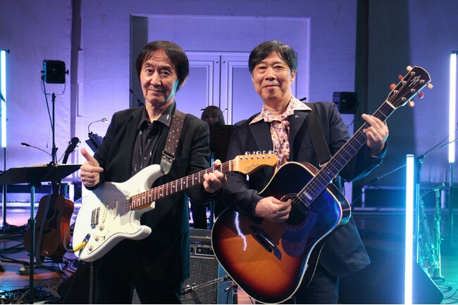 「Do you feel me」を歌唱する伊藤銀次(写真左)と杉真理(写真右) 「Do you feel me」を歌唱する伊藤銀次(写真左)と杉真理(写真右)