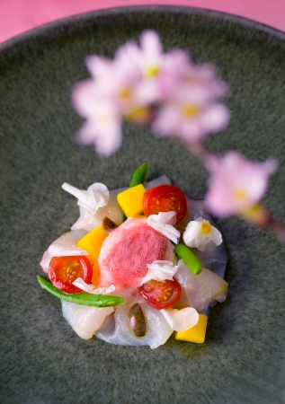 スズキのカルパッチョ ジェノバ風 桜風味のヨーグルトエスプーマ