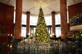 【ウェスティンホテル東京】高さ5ｍのクリスマスデコレーションをはじめ全館でホリデーシーズンのお祝い Westin Christmas 2025 where timeless stories begin