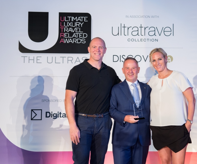 The 2018 Ultimate Luxury Travel Related Awardsにおいて受賞を喜ぶアレクサンダー・ブレア総支配人（中央）