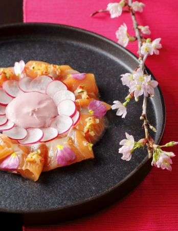 サーモンのカルパッチョ バラに見立てて 桜のヨーグルト