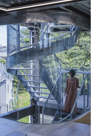 シンプルな鉄骨階段と階段に沿った曲線ガラス