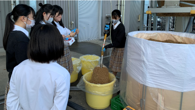 モルト粕等を利用して飼料を作る 三重県立明野高等学校の生徒