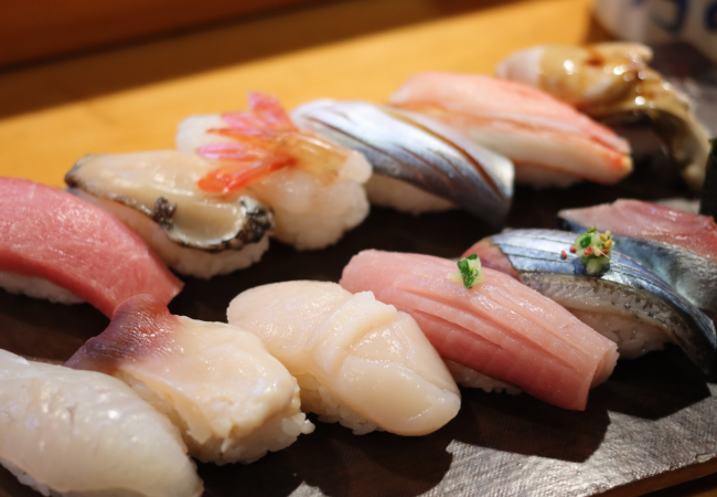 いわない温泉がある港町は美味しい寿司屋をはじめ数多くの飲食店が軒を連ねています。