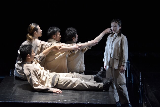 サファリP 第8回公演『透き間』(イスマイル・カダレ『砕かれた四月』より)(2022・東京公演)撮影:三浦雨林 サファリP 第8回公演『透き間』(イスマイル・カダレ『砕かれた四月』より)(2022・東京公演)撮影:三浦雨林