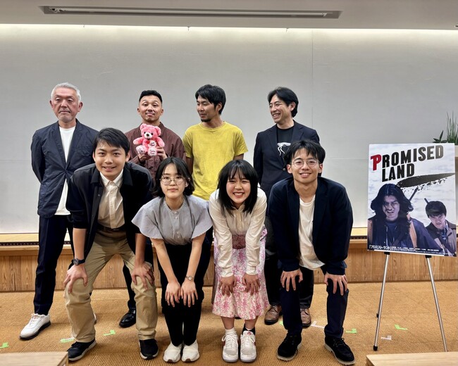 後列左から:原田満生、飯島将史監督、田口比呂貴さん、五十嵐圭日子教授 前列左から:中川俊明さん、津旨まいさん、田中美羽さん、志賀智寛さん 後列左から:原田満生、飯島将史監督、田口比呂貴さん、五十嵐圭日子教授 前列左から:中川俊明さん、津旨まいさん、田中美羽さん、志賀智寛さん