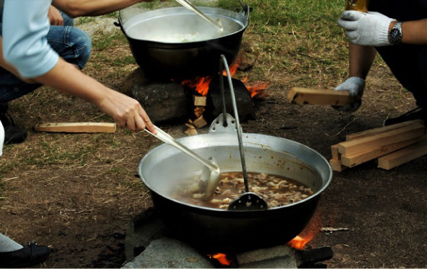 「芋煮会」は河原などで芋煮の鍋を囲んでみんなで食べる秋の行事