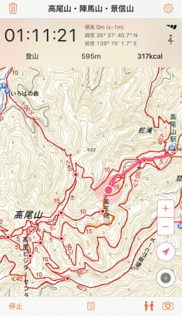 登山中の「YAMAP」利用画面。ピンク色の丸点が現在地で、ピンク色の線が軌跡