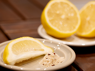 広島県で提供した 広島県産レモンとスパイスソルトタレ 広島県で提供した 広島県産レモンとスパイスソルトタレ