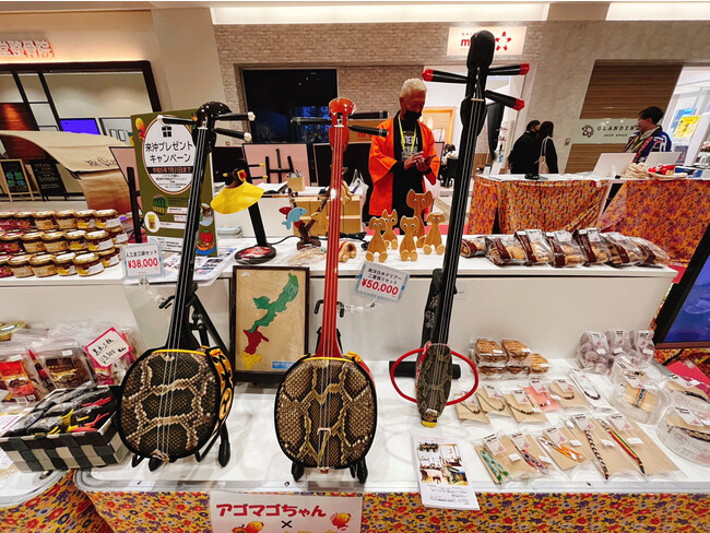 三線などの工芸品も販売 三線などの工芸品も販売