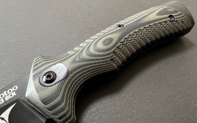 耐熱、耐水、耐衝撃性能にも優れるG10ハンドル