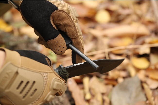 ブレード背面は着火の際のストライカーとして