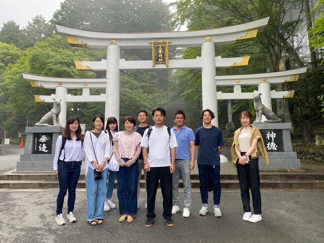 創業2周年を迎えた6月10日、社員全員によるオフサイトミーティングを実施。埼玉県秩父市にある三峯神社を訪問し「こどもの機会格差の解消」の実現を祈願しました