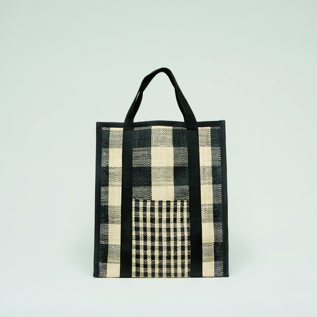 モノトーンのギンガムチェック柄がパリっぽさを感じさせるMAISON N.H PARISのバッグ。¥14,437