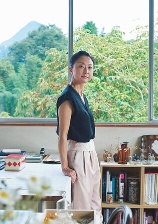 井深麗奈（いぶか れいな）：REINA IBUKAデザイナー。17年間パリでファッションの仕事をした後、2014年に埼玉県秩父にUターン。19年「故郷と地球を考える」をコンセプトにした自身のブランドをローンチ。BWA Award 2022受賞。