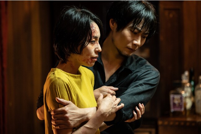 千里と一登の母・光恵(西原亜希)を 心配そうに抱える蓮士(戸次重幸) 千里と一登の母・光恵(西原亜希)を 心配そうに抱える蓮士(戸次重幸)