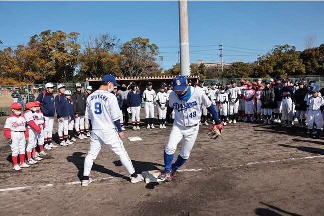 走塁指導をする石川(左)と湊川(右) ※写真提供:成井美則氏 走塁指導をする石川(左)と湊川(右) ※写真提供:成井美則氏