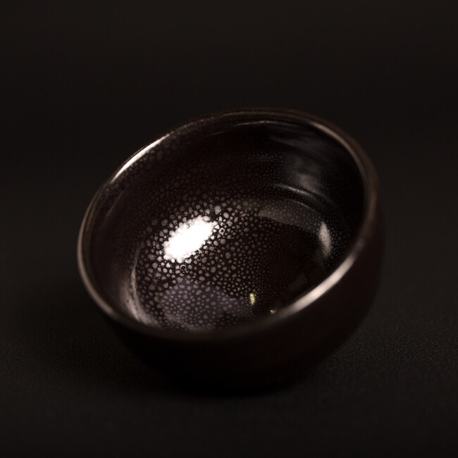 油滴天目の技法で作られた専用陶器：新庄東山焼　製作