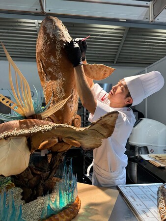 競技中、丁寧にパンを完成させていく栗原オーナーシェフ 競技中、丁寧にパンを完成させていく栗原オーナーシェフ