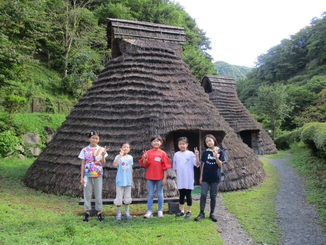 火起こしして魚をつかみ取りして古代の住居でキャンプ！