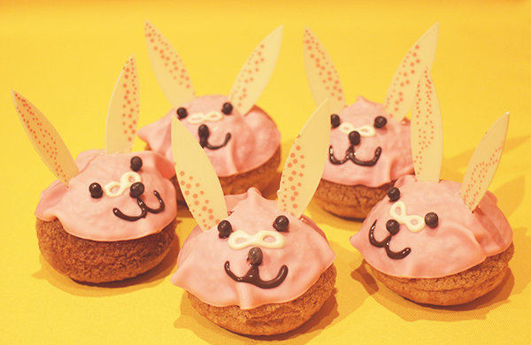 可愛すぎて食べられないうさぎ第二弾 表参道で話題のうさぎシュークリームに 毎日限定個販売の 顔付きシュークリーム １２月は眼鏡ピンクショコラちゃん Pack Arts株式会社のプレスリリース