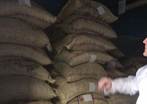 シャポンの工場の中には、加工前のカカオ豆が布袋状態で保管されている。南米を中心に、毎年自ら産地に出向き、カカオ豆を選定している