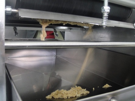 フランスでは珍しいマジパン製造機を使ってイルサンジェーの工房で作られるマジパン
