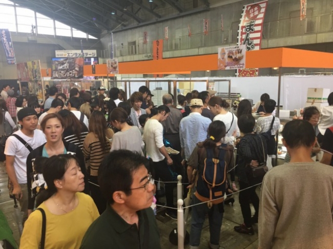 金沢の催事場の様子。ニコラハウスのシュークリームとパッフルを求め、２時間待ちの行列で、会場がいっぱいに。